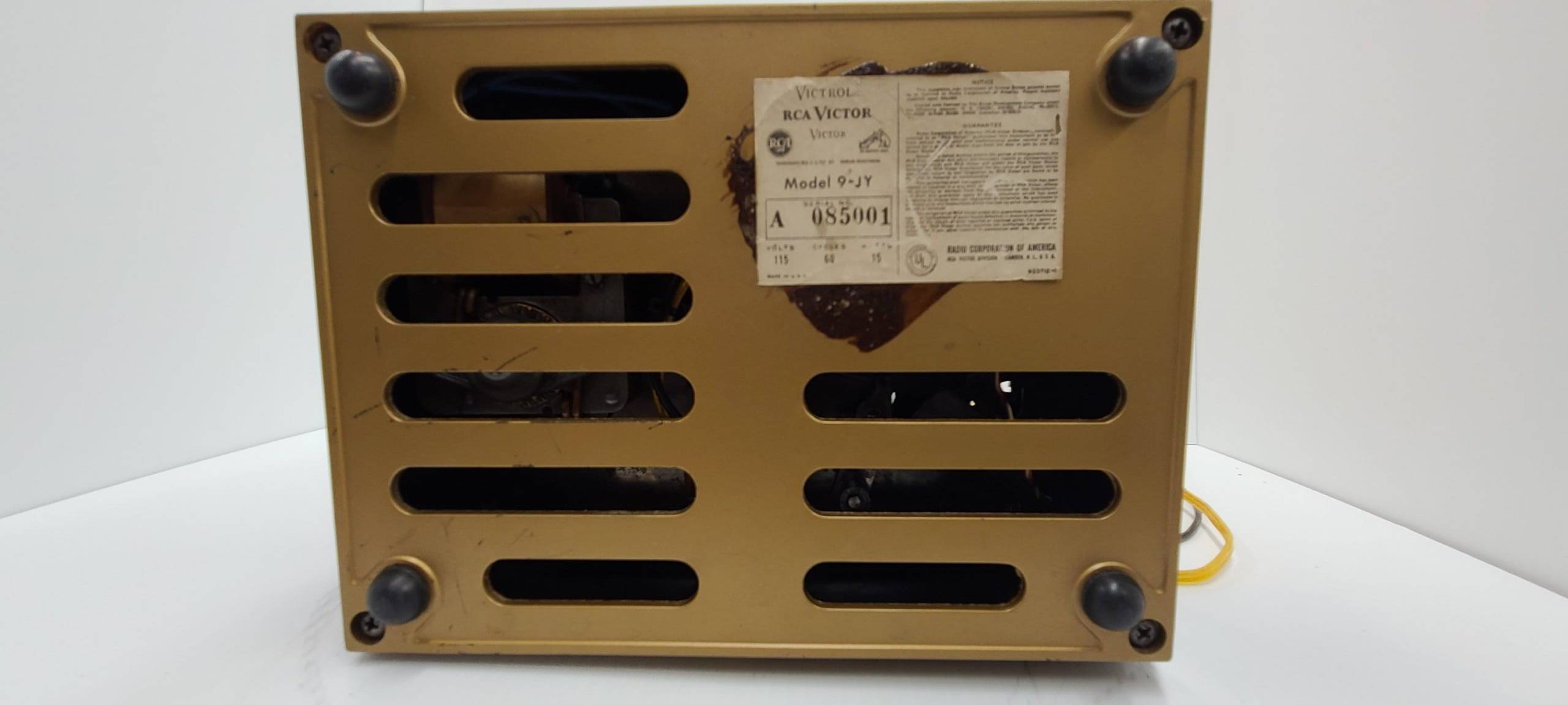 Vintage RCA Victor 45-JY Record Player - Retro Vinyl Nostalgia - Image 6