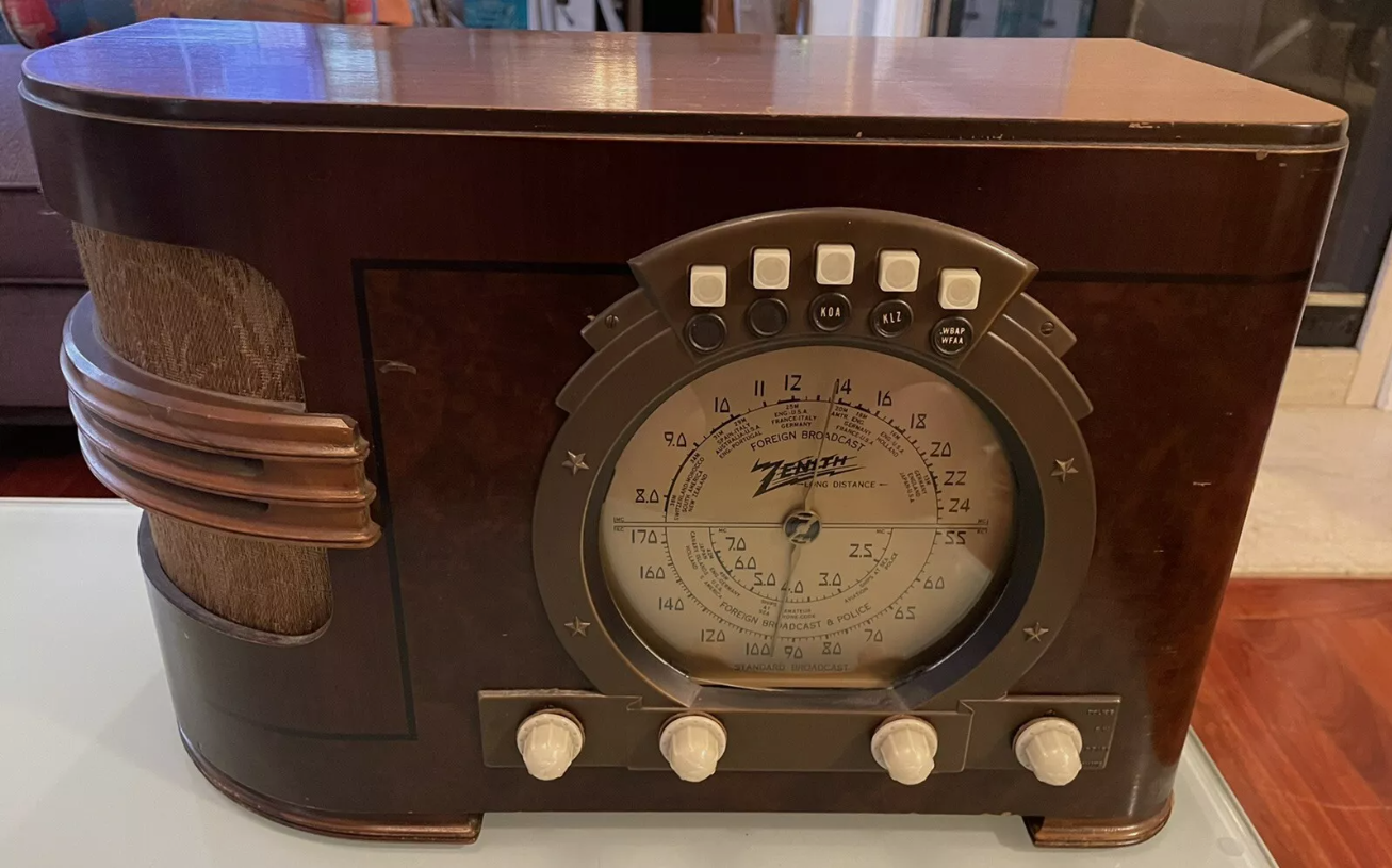 Vintage Zenith "Stars and Stripes" Radio (1939)
